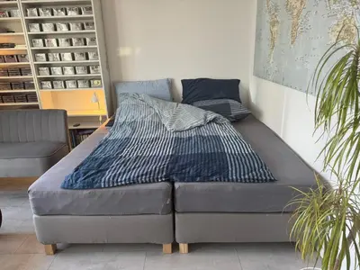 Ein Bett oder Betten in einem Zimmer der Unterkunft Luxus in Berlin Mitte mit Laptop, großem TV, neuem Bett und privatem Badezimmer