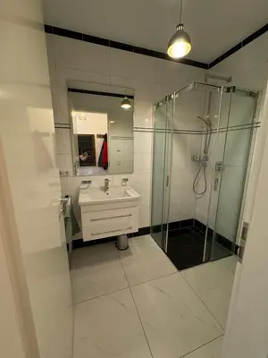 Ein Badezimmer in der Unterkunft Luxus in Berlin Mitte mit Laptop, großem TV, neuem Bett und privatem Badezimmer