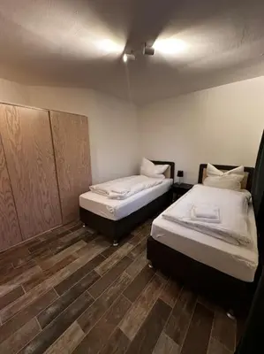 Ein Bett oder Betten in einem Zimmer der Unterkunft 4 Zimmer Apartment, Parkplatz & Garten, Nah A10, Berlin