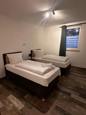 Ein Bett oder Betten in einem Zimmer der Unterkunft 4 Zimmer Apartment, Parkplatz & Garten, Nah A10, Berlin