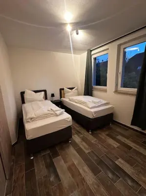 Ein Bett oder Betten in einem Zimmer der Unterkunft 4 Zimmer Apartment, Parkplatz & Garten, Nah A10, Berlin