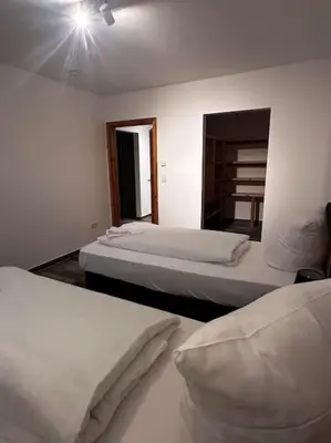 Ein Bett oder Betten in einem Zimmer der Unterkunft 4 Zimmer Apartment, Parkplatz & Garten, Nah A10, Berlin