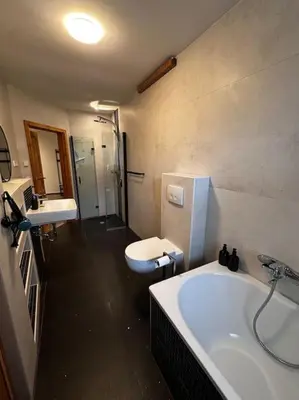 Ein Badezimmer in der Unterkunft 4 Zimmer Apartment, Parkplatz & Garten, Nah A10, Berlin