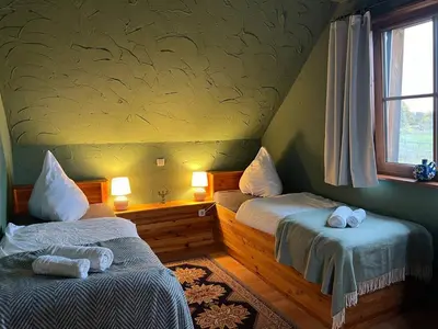 Ein Bett oder Betten in einem Zimmer der Unterkunft Ferienhaus Feldblick mit Kamin für 15 Personen