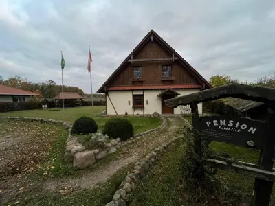 Das Gebäude in dem sich das Ferienhaus befindet