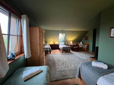 Ein Sitzbereich in der Unterkunft Ferienhaus Feldblick mit Kamin für 15 Personen