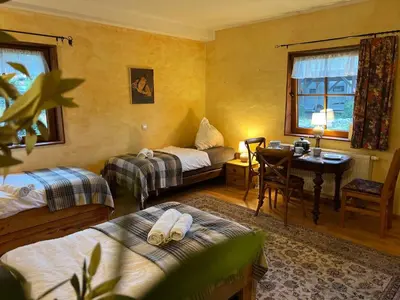 Ein Bett oder Betten in einem Zimmer der Unterkunft Ferienhaus Feldblick mit Kamin für 15 Personen