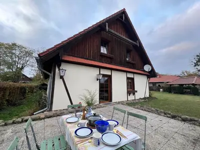Das Gebäude in dem sich das Ferienhaus befindet