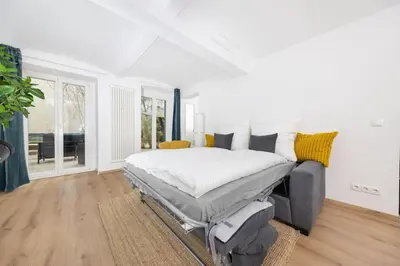 Ein Bett oder Betten in einem Zimmer der Unterkunft Terrassen-Wohnung am Görlitzer Park in Kreuzberg