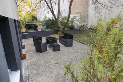 Ein Garten an der Unterkunft Terrassen-Wohnung am Görlitzer Park in Kreuzberg