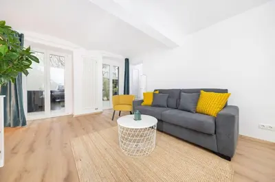 Ein Sitzbereich in der Unterkunft Terrassen-Wohnung am Görlitzer Park in Kreuzberg