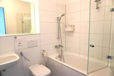 Ein Badezimmer in der Unterkunft Privates Apartment in Westberlin - Jomi Stays