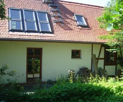 Ein Garten an der Unterkunft Mitten auf dem Land