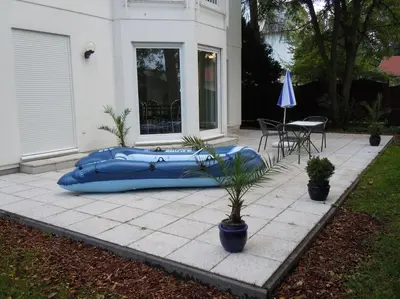 Ein Garten an der Unterkunft Berlin-direkt am Wasser bis 6 Personen
