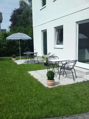 Ein Garten an der Unterkunft Berlin-direkt am Wasser bis 6 Personen