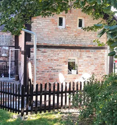 Das Gebäude in dem sich das Ferienhaus befindet