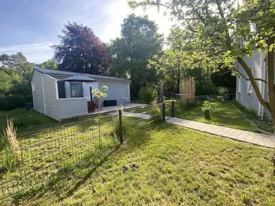 Ein Garten an der Unterkunft Ferienbungalow Arne am Wald