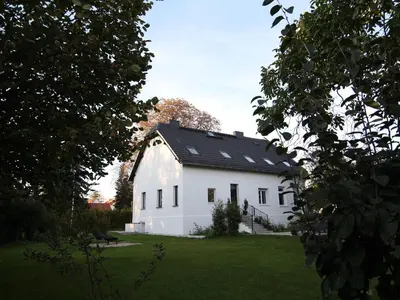Das Gebäude in dem sich das Ferienhaus befindet
