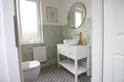 Ein Badezimmer in der Unterkunft Haus mit Pool, Garten und Gym in Berlin