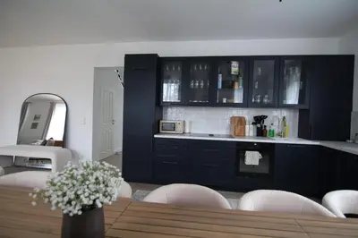 Lounge oder Bar in der Unterkunft Haus mit Pool, Garten und Gym in Berlin