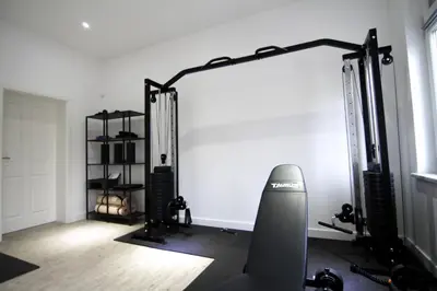 Das Fitnesscenter und/oder die Fitnesseinrichtungen in der Unterkunft Haus mit Pool, Garten und Gym in Berlin