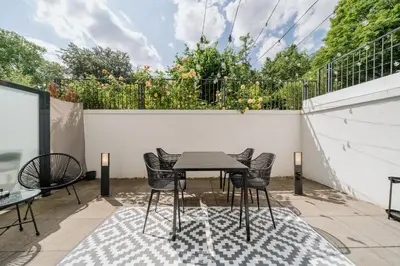 Ein Balkon oder eine Terrasse in der Unterkunft Homely Berlin - Huge Terrace, Modern, Quiet, Near Kudamm
