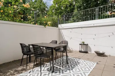 Ein Balkon oder eine Terrasse in der Unterkunft Homely Berlin - Huge Terrace, Modern, Quiet, Near Kudamm