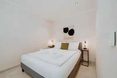 Ein Bett oder Betten in einem Zimmer der Unterkunft Homely Berlin - Huge Terrace, Modern, Quiet, Near Kudamm