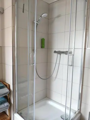 Ein Badezimmer in der Unterkunft Exclusives Loft, Klimaanlage, Parkplatz, Netflix & Disney, DominosPizza, Wallbox