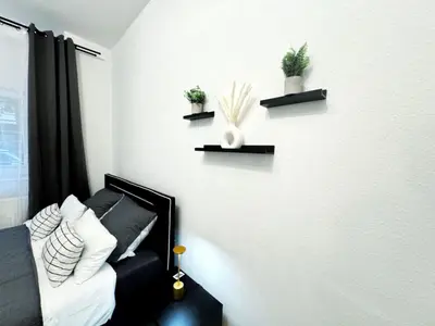 Ein Sitzbereich in der Unterkunft HolidayHome Apartments I Spacious Private Room in Heart of Berlin