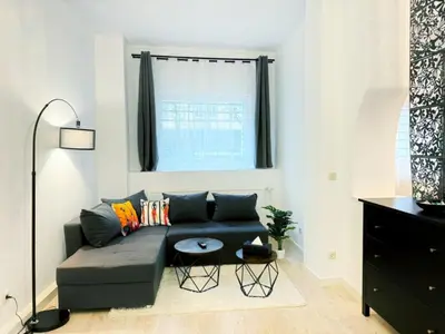 Ein Sitzbereich in der Unterkunft HolidayHome Apartments I Spacious Private Room in Heart of Berlin