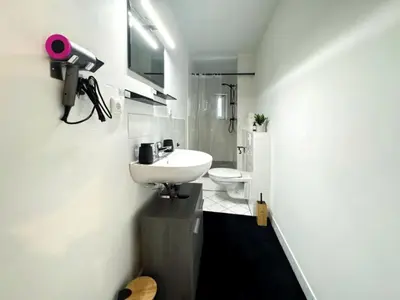 Ein Badezimmer in der Unterkunft HolidayHome Apartments I Spacious Private Room in Heart of Berlin