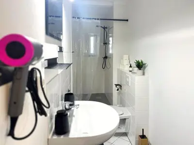 Ein Badezimmer in der Unterkunft HolidayHome Apartments I Spacious Private Room in Heart of Berlin
