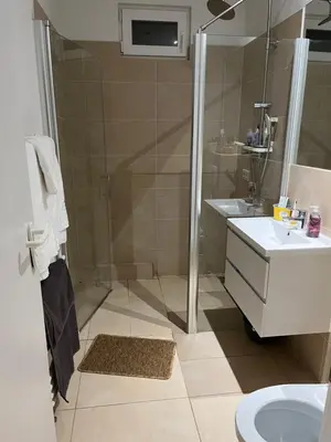 Ein Badezimmer in der Unterkunft Köpenick spree 1 bed room house