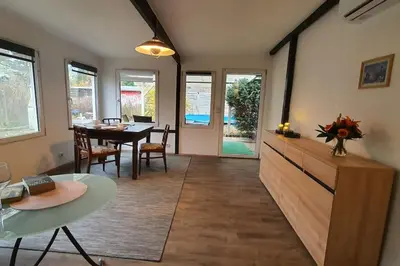 Ein Sitzbereich in der Unterkunft Bungalow am Berliner Stadtrand