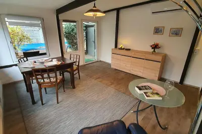 Ein Sitzbereich in der Unterkunft Bungalow am Berliner Stadtrand