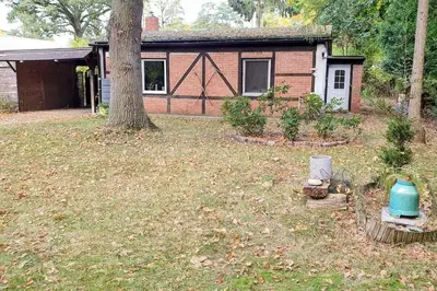 Ein Garten an der Unterkunft Bungalow am Berliner Stadtrand