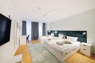 Ein Bett oder Betten in einem Zimmer der Unterkunft Grand Central City Apartments Mitte Museumsinsel