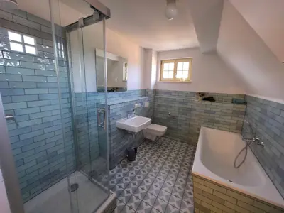 Ein Badezimmer in der Unterkunft Gemütliche Wohnungen in Wansdorf im denkmalgeschützten Haus