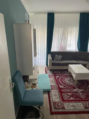 Ein Sitzbereich in der Unterkunft Dikmen Altorigo family home Berlin