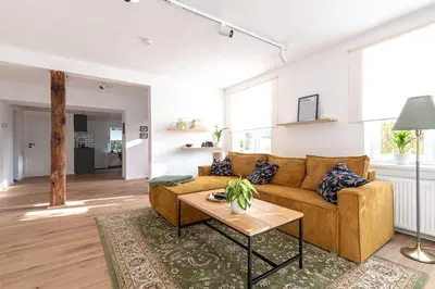 Ein Sitzbereich in der Unterkunft Modernes Waldhaus im Spreewald