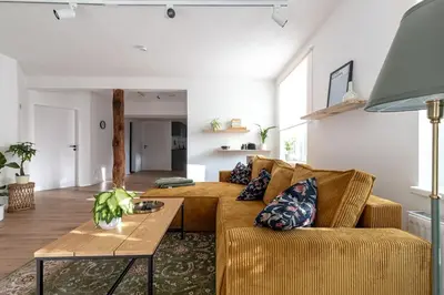 Ein Sitzbereich in der Unterkunft Modernes Waldhaus im Spreewald