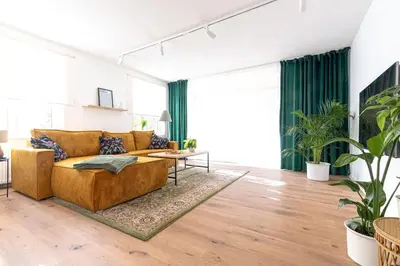 Ein Sitzbereich in der Unterkunft Modernes Waldhaus im Spreewald