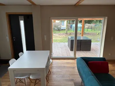 Ein Sitzbereich in der Unterkunft Behagliches Cottage am See