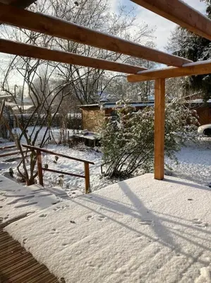 Behagliches Cottage am See im Winter
