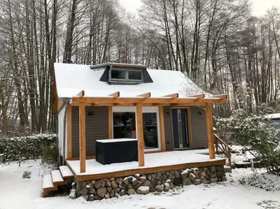 Behagliches Cottage am See im Winter