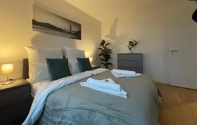 Ein Bett oder Betten in einem Zimmer der Unterkunft Luxeriöses Penthouse Apartment am BER Flughafen