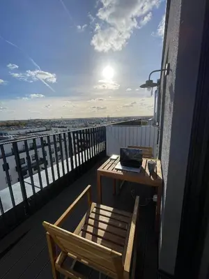 Ein Balkon oder eine Terrasse in der Unterkunft Luxeriöses Penthouse Apartment am BER Flughafen
