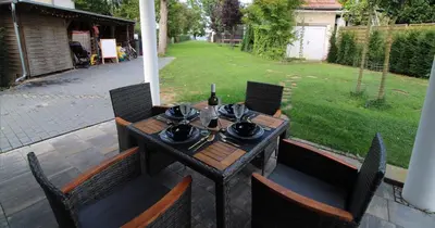 Ein Garten an der Unterkunft Haus am See