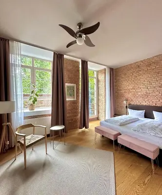 Ein Bett oder Betten in einem Zimmer der Unterkunft cinderella.kreuzberg